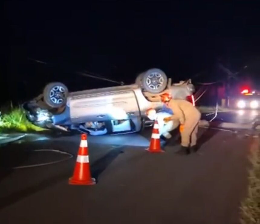 Caminhonete capota após bater em poste na praia de Santa Clara, em SFI