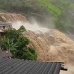 Temporal em Petrópolis transforma ruas em rios