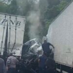 Três pessoas ficam feridas após grave acidente entre carro e carretas na BR-101