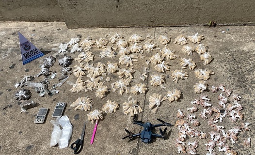 PM apreende drone e diferentes tipos de drogas em esconderijo do tráfico em Guarus PM apreende drone e diferentes tipos de drogas em esconderijo do tráfico em Guarus