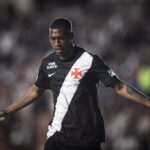 Vasco encaminha venda de Rayan para clube inglês por R$ 220 milhões