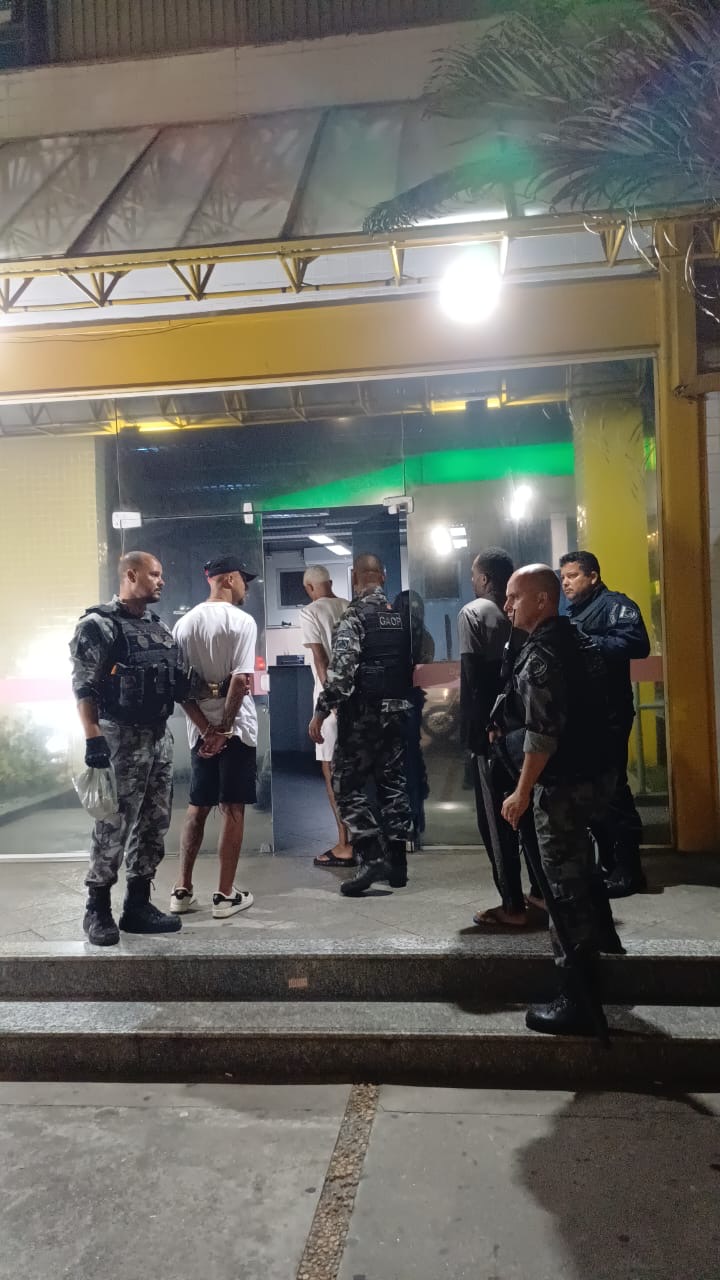 Homens são presos após serem flagrados usando drogas em via pública de Macaé