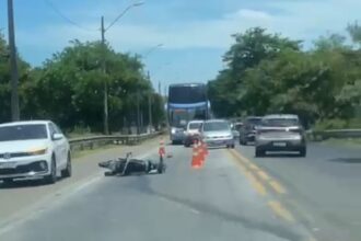 Motociclista é socorrido em estado grave após colisão com carro na BR-101, em Campos