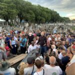 Centenas de pessoas se despedem de Arnaldo Vianna durante sepultamento no Cemitério do Caju