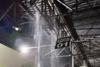Água vaza pelo teto da Rodoviária Shopping Estrada e causa transtornos para passageiros
