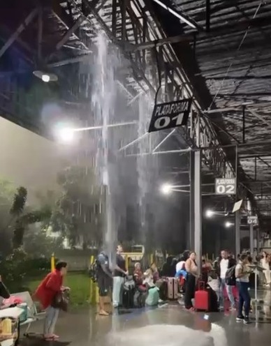 Água vaza pelo teto da Rodoviária Shopping Estrada e causa transtornos para passageiros