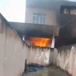 Mulher se desespera ao ver casa pegando fogo em Campos: “perdi tudo”