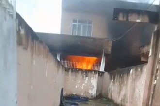 Mulher se desespera ao ver casa pegando fogo em Campos: “perdi tudo”