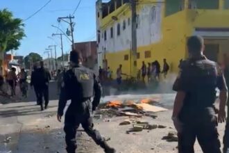 Manifestação por morte de suspeito em operação gera conflito entre PM e moradores da “Casinhas do Nolita”