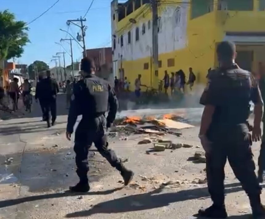 Manifestação por morte de suspeito em operação gera conflito entre PM e moradores da “Casinhas do Nolita”