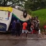 Grave acidente de ônibus teria sido causado por deslizamento de terra; 30 pessoas ficaram feridas