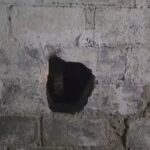 Presos fazem buraco em parede, rendem policial penal e tentam fugir de unidade penitenciária no Rio