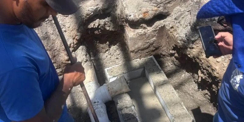 Prefeitura de Cabo Frio realiza manutenção na rede de drenagem da Estrada de Búzios