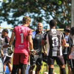 Pré-temporada de Felipe Melo no Americano tem “estilo europeu”, goleadas em amistosos e lições