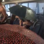 Água da chuva cai dentro de ônibus e campistas improvisam jeito de se proteger: “absurdo”