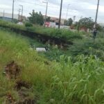 Carro cai em valão e homem fica ferido em Campos