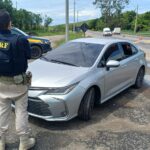 PRF recupera carro roubado durante fiscalização na BR-101 em Campos