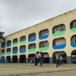 Homem é baleado enquanto levava filha à escola e se esconde dentro do banheiro da unidade em Guarus