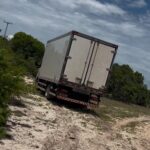 Caminhão roubado em Sapucaia é recuperado com carga intacta em área de mata no Açu