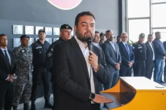 Cláudio Castro regulamenta lei que garante segurança vitalícia para ex-governadores do Rio