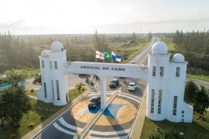 A conta fecha? Locação de duas vans já custa quase R$ 5 milhões ao município de Arraial do Cabo