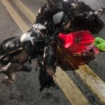 Acidente em Campos deixa homem ferido e moto destruída