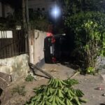 Motorista perde controle de carro, invade calçada e derruba muro em Campos