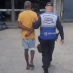 Homem é preso após empurrar mulher e furtar celular em Campos