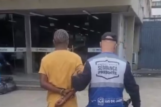 Homem é preso após empurrar mulher e furtar celular em Campos