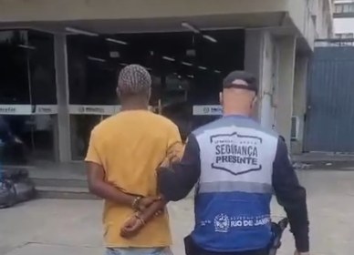 Homem é preso após empurrar mulher e furtar celular em Campos