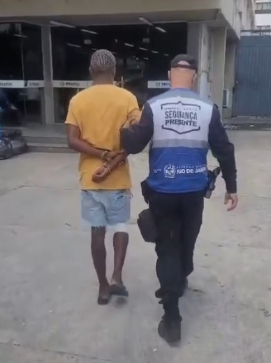 Homem é preso após empurrar mulher e furtar celular em Campos