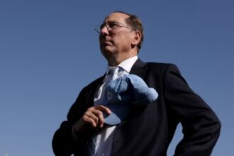 Textor se manifesta após ser afastado da SAF do Botafogo: “Informações incorretas e enganosas”