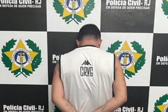 Homem com mandado de prisão por homicídio é preso no Centro de Campos