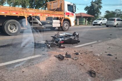 Motociclista fica ferido após colisão com carro na BR-101 em Campos