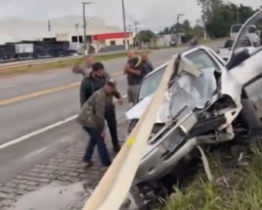 Carro bate em barreira às margens da BR-101 e deixa homem ferido em Campos Carro bate em barreira às margens da BR-101 e deixa homem ferido em Campos