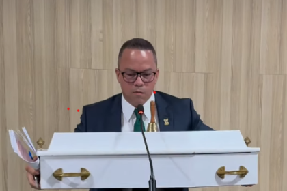 Vereador de Campos leva caixão para tribuna e alerta: “85 pessoas com câncer na fila por atendimento”