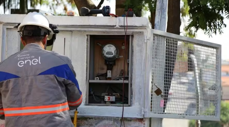 Renovação da concessão da Enel no Rio segue em análise e enfrenta pressão por falhas no serviço