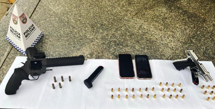 Homem que ostentava armas nas redes sociais é preso dentro de condomínio em Campos