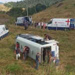 Micro-ônibus do transporte público de Campos tomba e deixa mais de 20 feridos