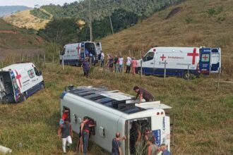 Micro-ônibus do transporte público de Campos tomba e deixa mais de 20 feridos