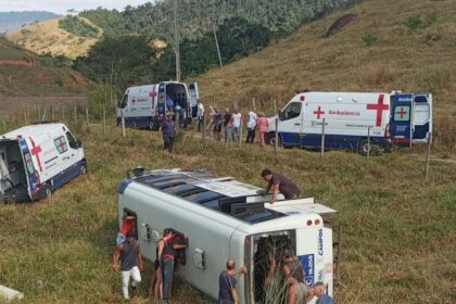 Micro-ônibus do transporte público de Campos tomba e deixa mais de 20 feridos