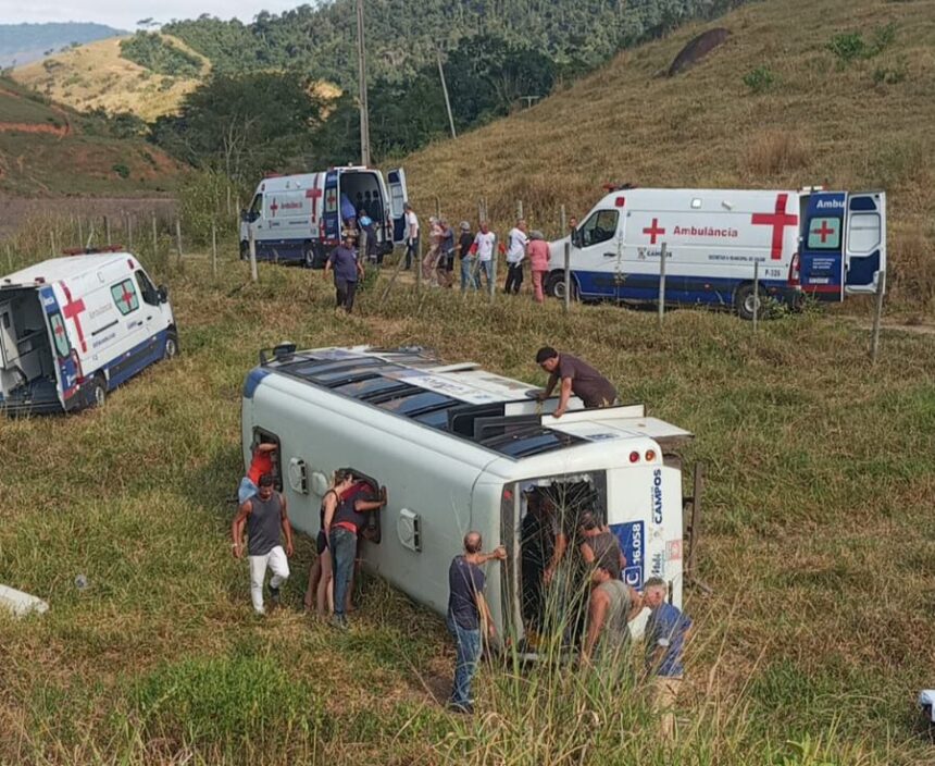 Micro-ônibus do transporte público de Campos tomba e deixa mais de 20 feridos Micro-ônibus do transporte público de Campos tomba e deixa mais de 20 feridos