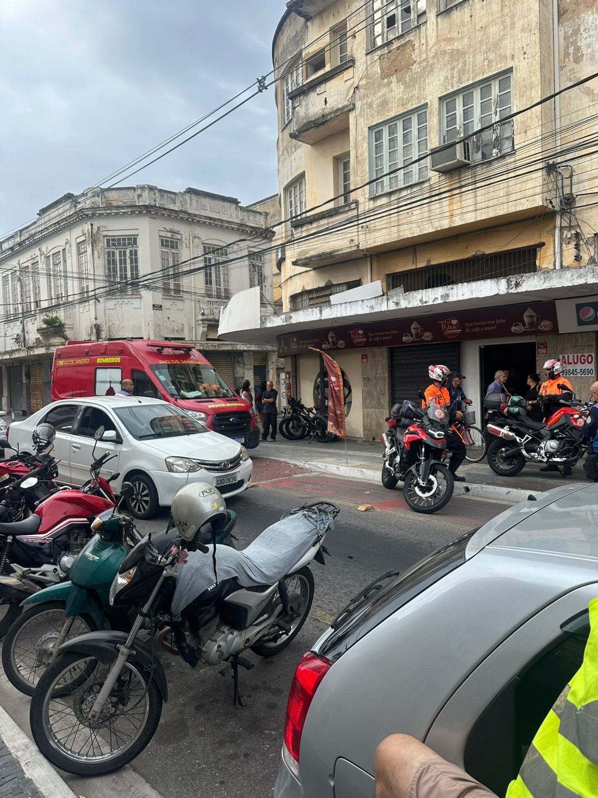 Mulher é encaminhada em estado grave para o HFM após passar mal dentro de padaria em Campos