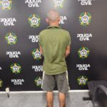 Polícia prende homem acusado de abusar criança de 2 anos enquanto trabalhava em residência