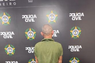 Polícia prende homem acusado de abusar criança de 2 anos enquanto trabalhava em residência