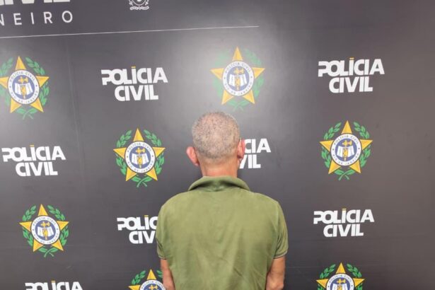 Polícia prende homem acusado de abusar criança de 2 anos enquanto trabalhava em residência