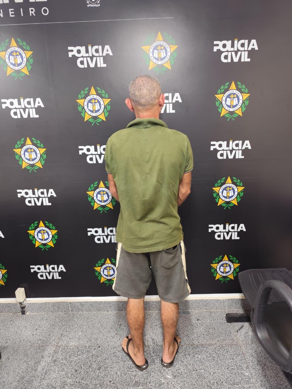 Polícia prende homem acusado de abusar criança de 2 anos enquanto trabalhava em residência