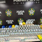 Polícia Civil apreende 200 mil figurinhas falsificadas da Copa do Mundo no Rio