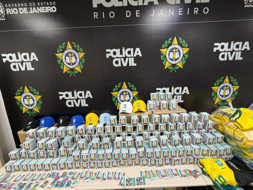 Polícia Civil apreende 200 mil figurinhas falsificadas da Copa do Mundo no Rio