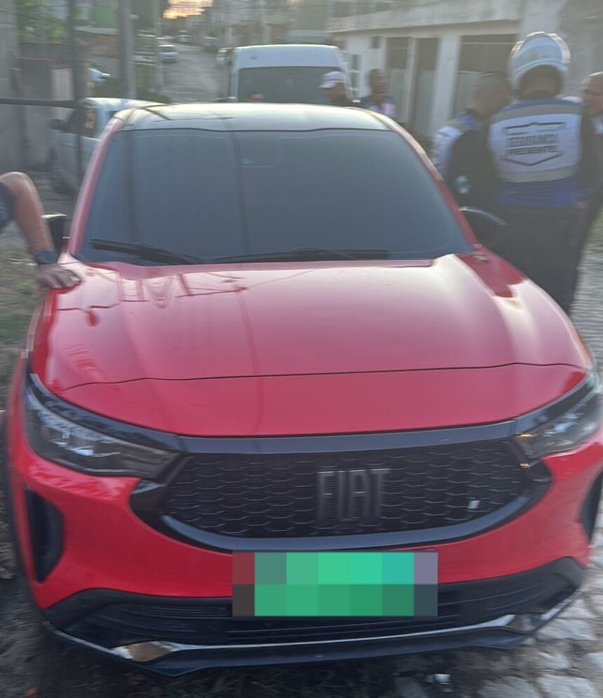 Carro clonado com placa de São Paulo é apreendido em Campos Carro clonado com placa de São Paulo é apreendido em Campos